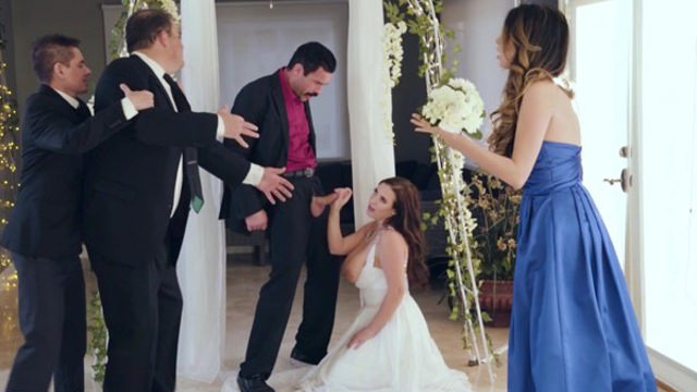 Блядоватая невеста изменила мужу прямо во время свадебной церемонии