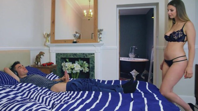 Грудастая телка застукала брата подруги за дрочкой и присела на стоячий болт