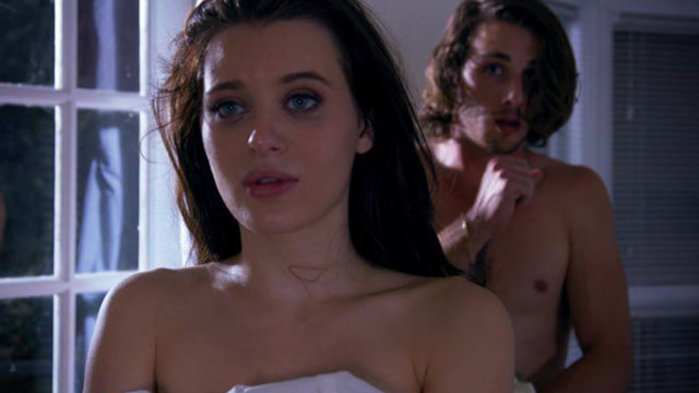 Девушка соблазняет на измену парня подруги пока она на учебе