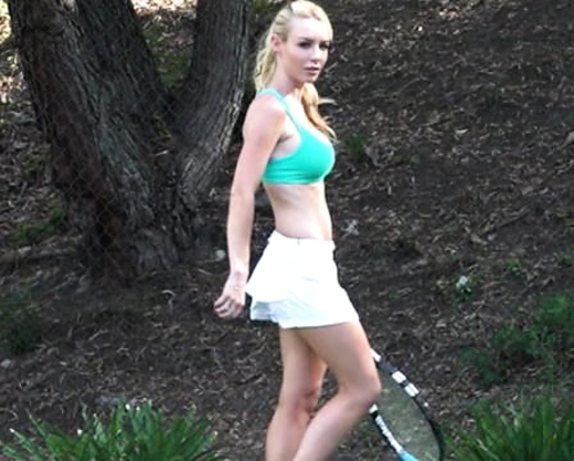 Смотреть порно: Сексуальная теннисистка прыгнула в пастель к ёбарю сразу после тренировки