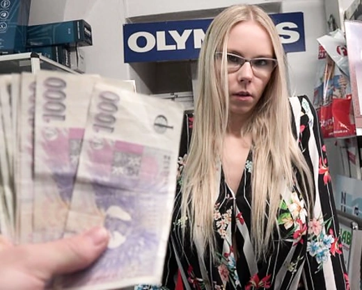 Смотреть порно: Жопастая девушка на дорогой вилле отдаётся в анал своему хахалю