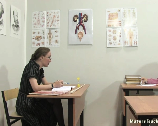 Смотреть порно: Русская училка решила провести урок биологии на примере своей пизды