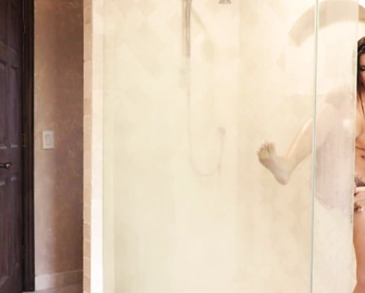 Смотреть порно: Девушка так громко мастурбировала, что сводный брат пришел подсмотреть за ней