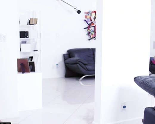 Смотреть порно: Сочная телочка случайно проходила и застукала, как парень яростно дрочит