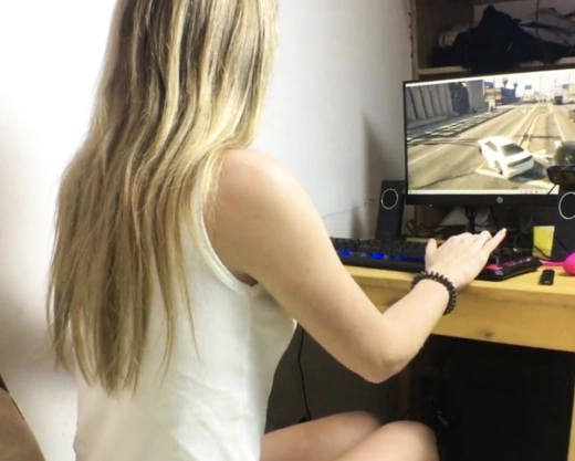 Смотреть порно: Русская девушка занимается сексом с парнем в свободное от игры время