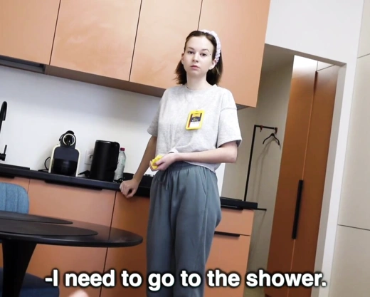 Смотреть порно: Привет, я Аня и буду убирать твой номер...