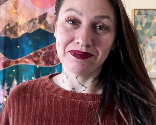 Смотреть порно: Простая, зрелая дама за 40 с волосатой вагиной