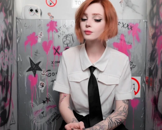 Смотреть порно: Худая, рыжая милашка сосет член из дырки