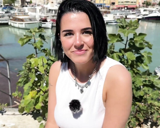 Смотреть порно: Свиду скромная девушка, а трахается как следует