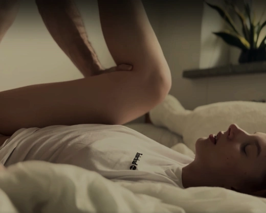 Смотреть порно: Трахает в киску жену осенним утром - лучшая эротика на осень!