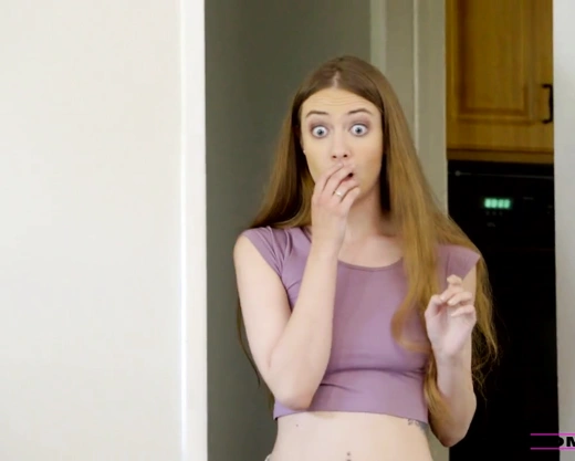 Смотреть порно: Парень трахал мамку девушки, но она случайно спалила