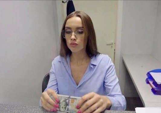 Смотреть порно: Сексуальная касирша трахнулась с клиентом прямо в банке