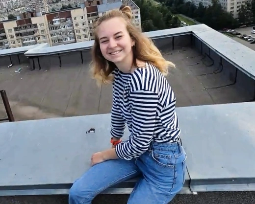 Смотреть порно: Привел русскую девушку на крышу, дал в рот и вытрахал раком