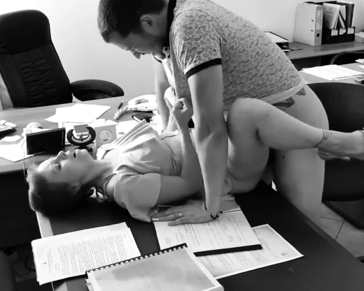 Смотреть порно: Начальник трахает секретаршу в кабинете, чтобы лучше работала