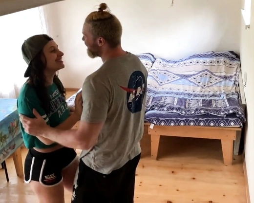 Смотреть порно: Скрытая камера засняла секс влюбленных в дешевом гостинничном номере