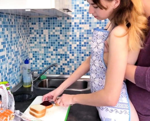 Смотреть порно: Скромная русская девушка готовит завтрак, а парень пристает сзади и хочет секса
