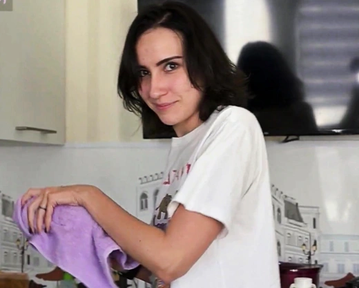 Смотреть порно: Сводная сестра готовит ужин, а брат трахает сзади и кончает в попку!