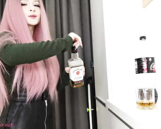 Смотреть порно: Угостил молодую подругу пиццой с вискарем и трахнул, пока все на даче