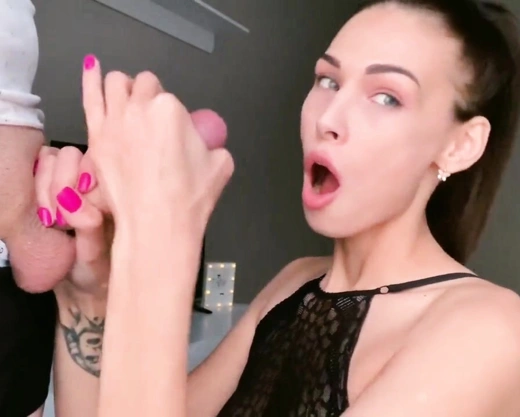 Смотреть порно: Симпатичная русская шлюшка сосет член молодому партнеру - домашнее!