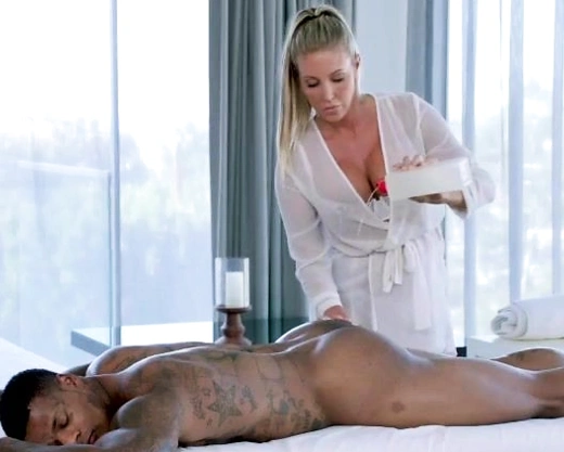 Смотреть порно: Милфа-массажистка делает массаж негру и пускает его в свою сочную вагину