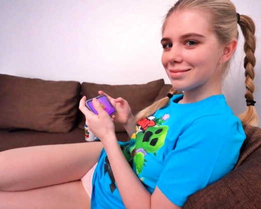 Смотреть порно: Частное порно русской пары - девушка играла в игру, а парень отвлёк её на секс