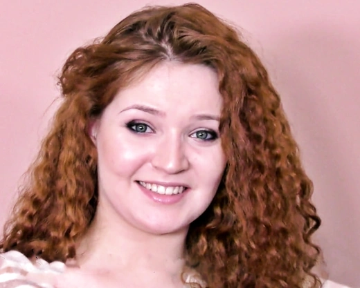 Смотреть порно: Кудрявую рыжуху ебут у Вудмана на кастинге в групповом порно