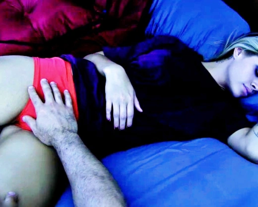 Смотреть порно: Падчерица спит, а отчим трахает её и кончает на волосатый лобок