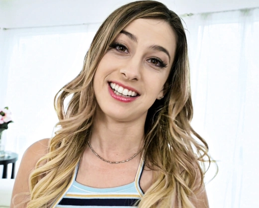 Смотреть порно: Молодая шлюшка трахается в анал и снимается в порно с 18 лет