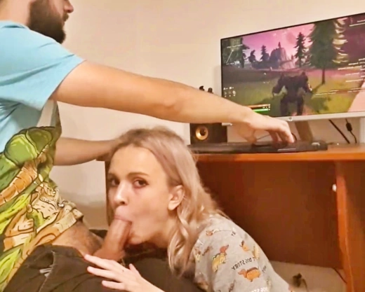 Смотреть порно: Подруга сосет хуй, а парень играет в игры и кончает в глотку