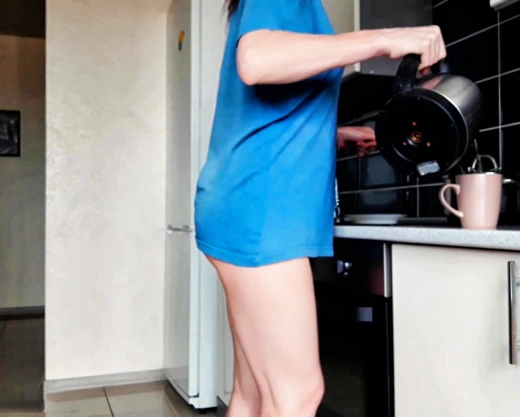 Смотреть порно: Хотела просто приготовить утренний кофе, а муж набросился сзади