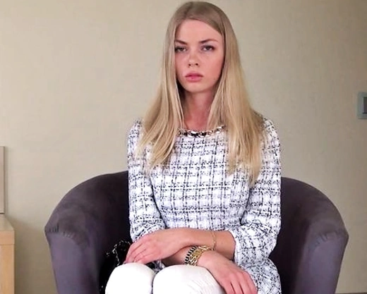 Смотреть порно: Вудман у себя на кастинге трахнул в анал молодую мамочку без мужа