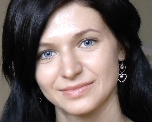 Смотреть порно: Худая девушка хочет стать популярной и раздвигает свою рабочую задницу