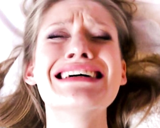 Смотреть порно: Вудман не жалеет, а трахает молодую порноактриссу даже когда она хочет поспать