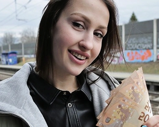 Смотреть порно: Стояла на остановки одна и парень решил развести ее на секс за деньги