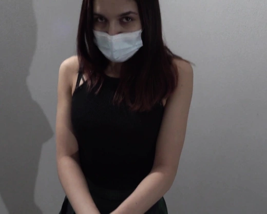 Смотреть порно: Трахаю в подъезде студентку шлюшку и кончаю ей на лицо