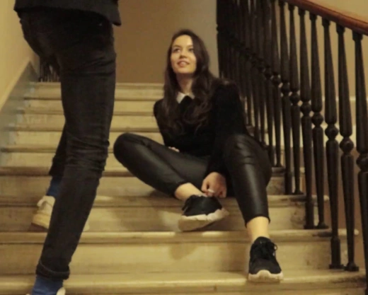 Смотреть порно: Выебал милую девушку сначало в подъезде, а потом дотрахал дома