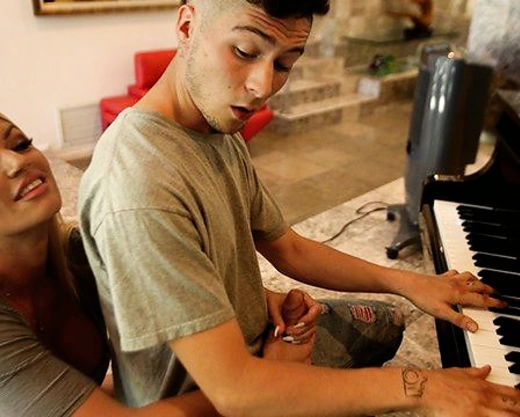 Смотреть порно: Научила сексу вместо игры на пианино - крутая порнуха