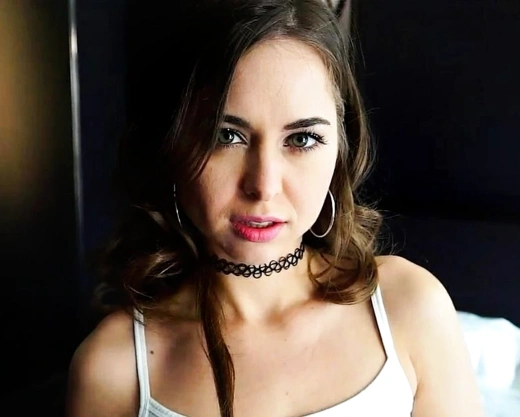 Смотреть порно: Звезда порно Райли Рид дает в сладкую киску на кровати