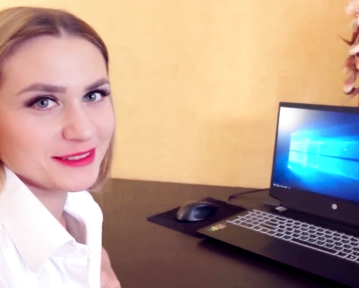 Смотреть порно: Русская красотка вынуждена трахаться с боссом, чтобы поднял зарплату и повысил по должности