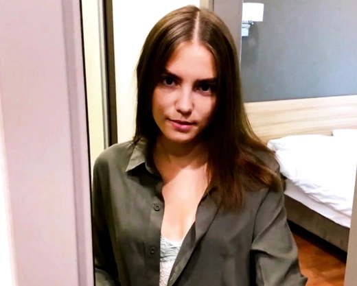 Смотреть порно: Молодая жена изменяет мужу, потому что он ее не трахает