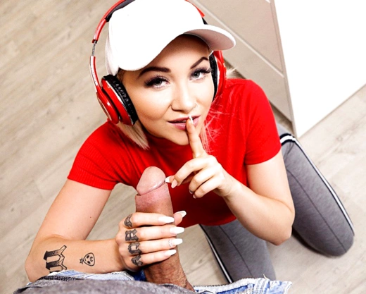 Смотреть порно: Увидел и трахнул блондинку, когда она готовила обед и слушала любимую музыку