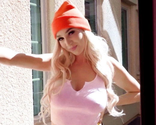 Смотреть порно: Зашла на секс с соседом и ни разу не пожалела