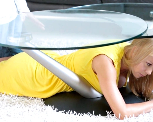 Смотреть порно: Мачеха застряла, а пасынок лапает ее за попку и киску - лижет и трахает