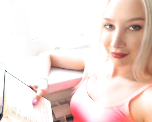 Смотреть порно: Секс с русской блондинкой - парень хочет секса и отвлекает ее