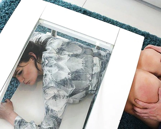 Смотреть порно: Мачеха застряла под столиком, а пасынок трахнул по возможности