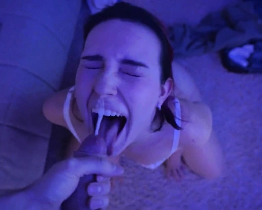 Смотреть порно: Кончил в рот и на лицо русской подружке после ебли рачком