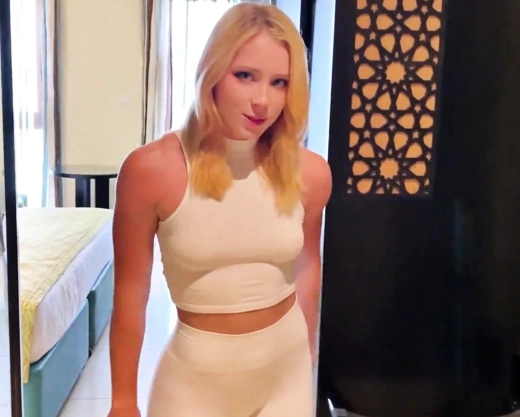 Смотреть порно: Пока пьяный муж спит, жена-милашка изменяет с работником отеля