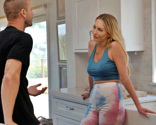 Смотреть порно: Красивая 40 летняя мамка завораживает своей сексуальностью