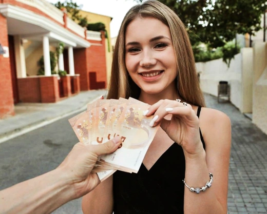 Смотреть порно: Русская девушка ради денег готова даже на секс с незнакомцем