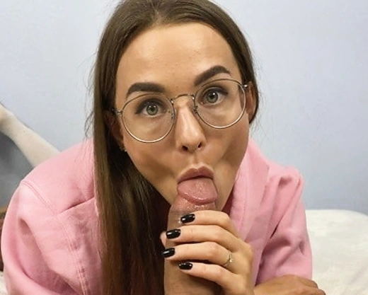 Смотреть порно: Моя милая подруга делает сладкий минет и глотает сперму, а я снимаю